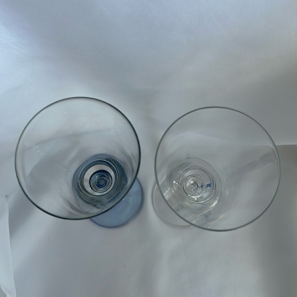 Vintage Set of 2 Hand Blown Champagne Flutes Swirl Stems 1-Blue 1- Clear 10.75”T - Picture 4 of 4